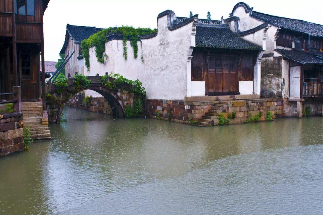“10元小费”，金庸爱上小29岁的女侍应，妻子朱枚知道后提2要求